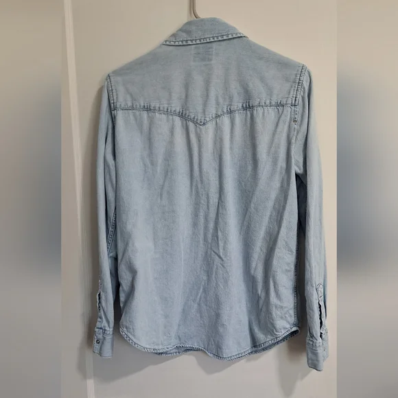 Levi’s Pearl Snap Western Shirt – Women’s Medium (Light Wash Blue, 100% Cotton) - Picture 2 of 10